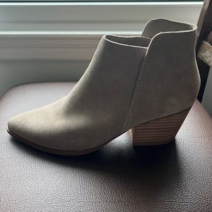 Never Worn Dolce Vita Tan Suede Ankle Booties Size 9.5